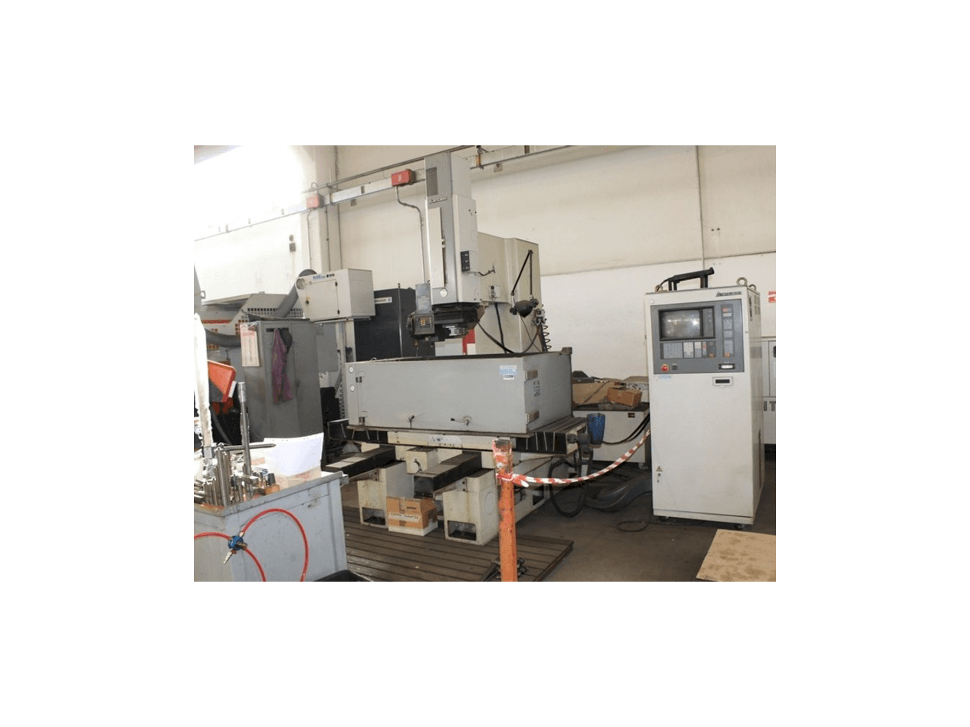 Вид станка Mitsubishi M65J спереди