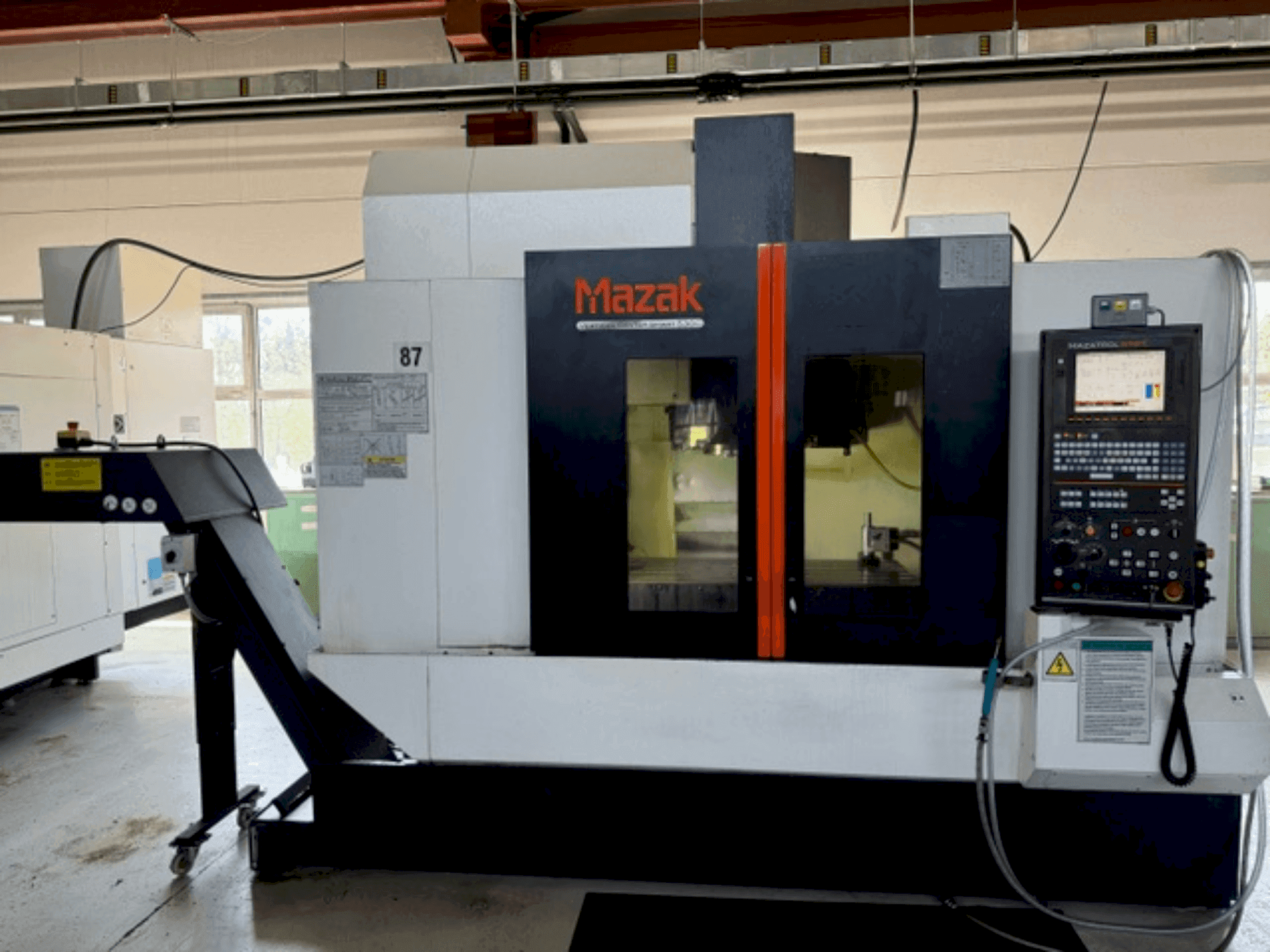 Вид станка Mazak VCS530C спереди