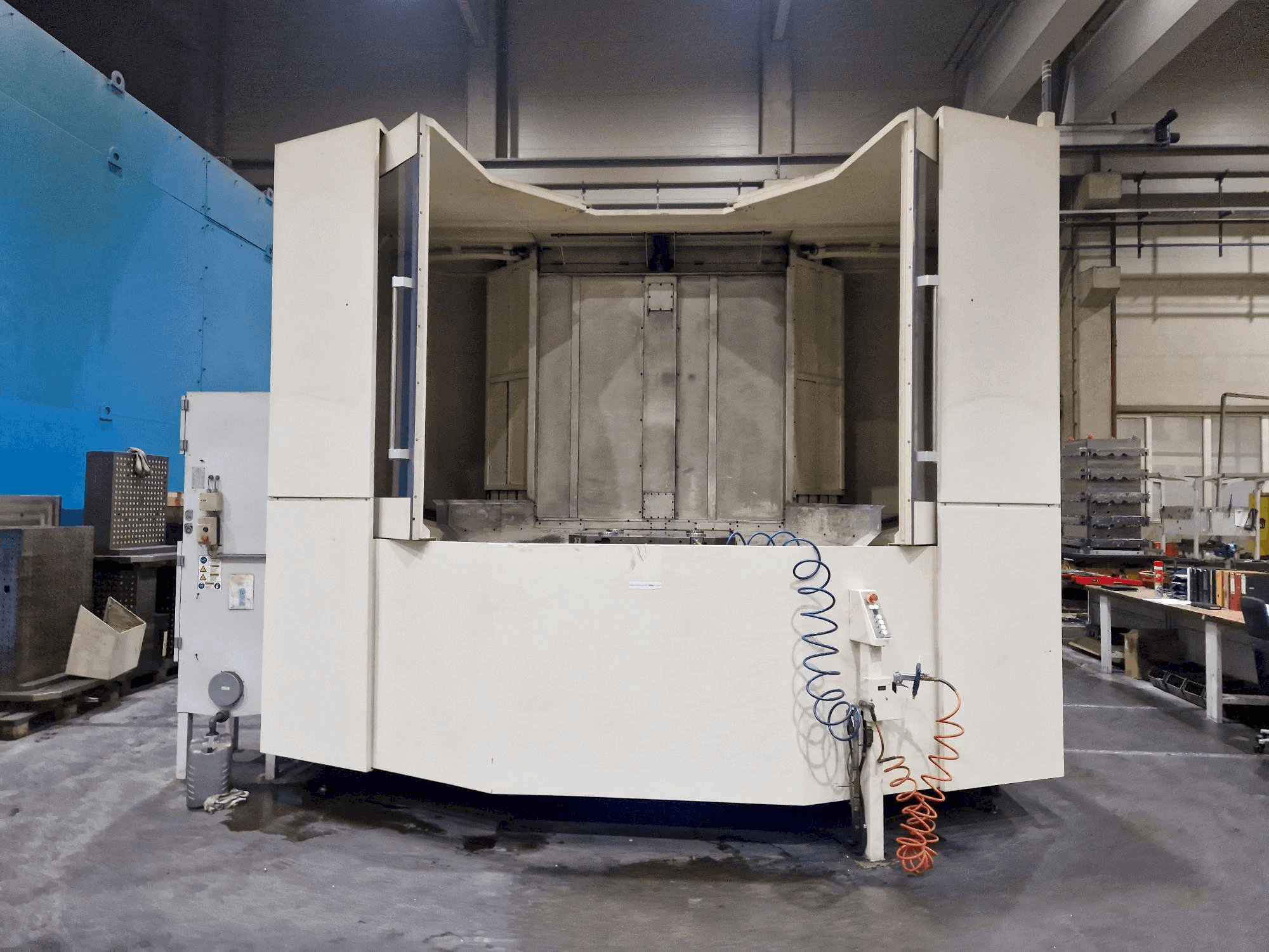 Вид станка Makino a120nx спереди