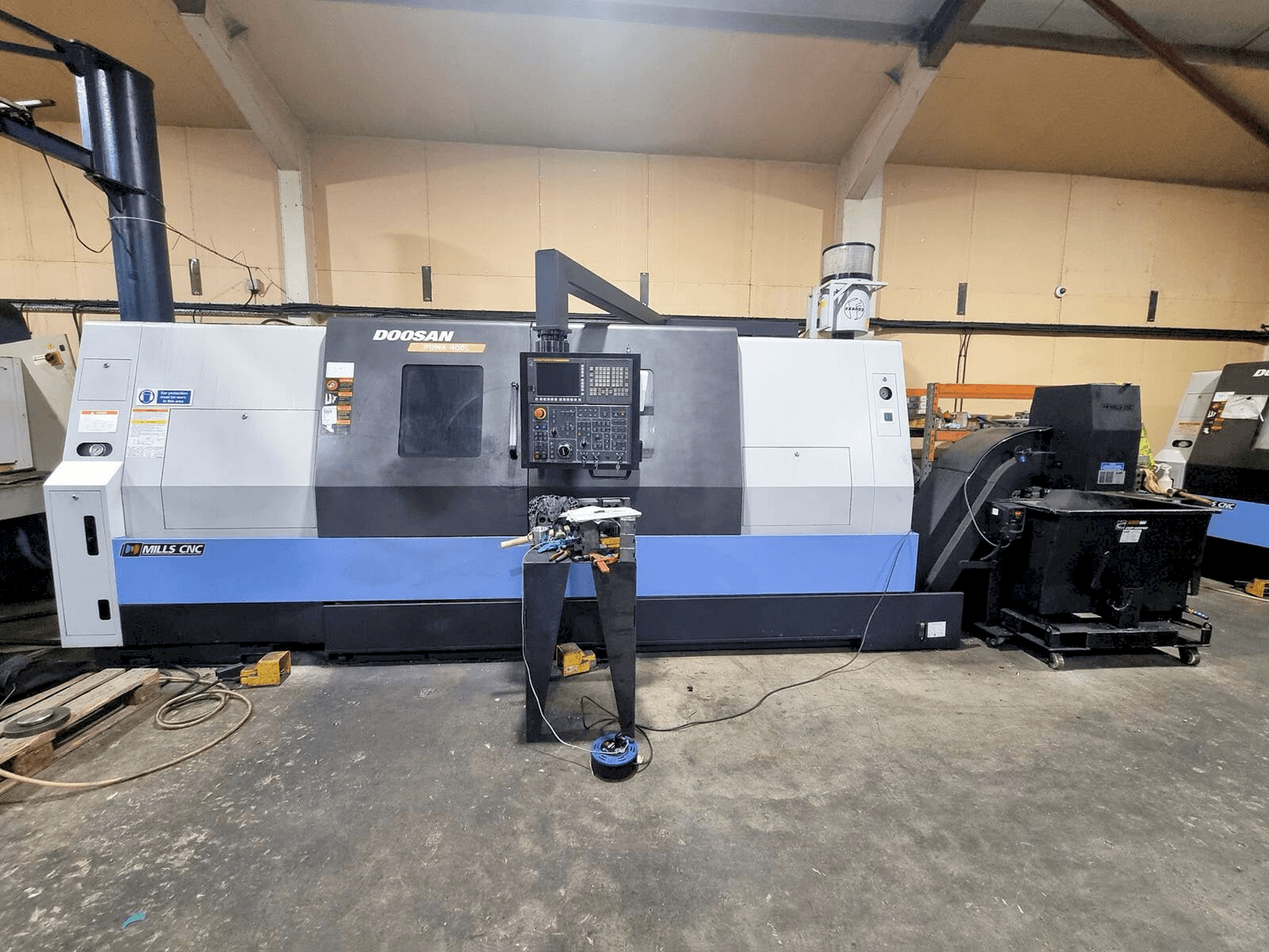 Вид станка DOOSAN Puma 400LB спереди