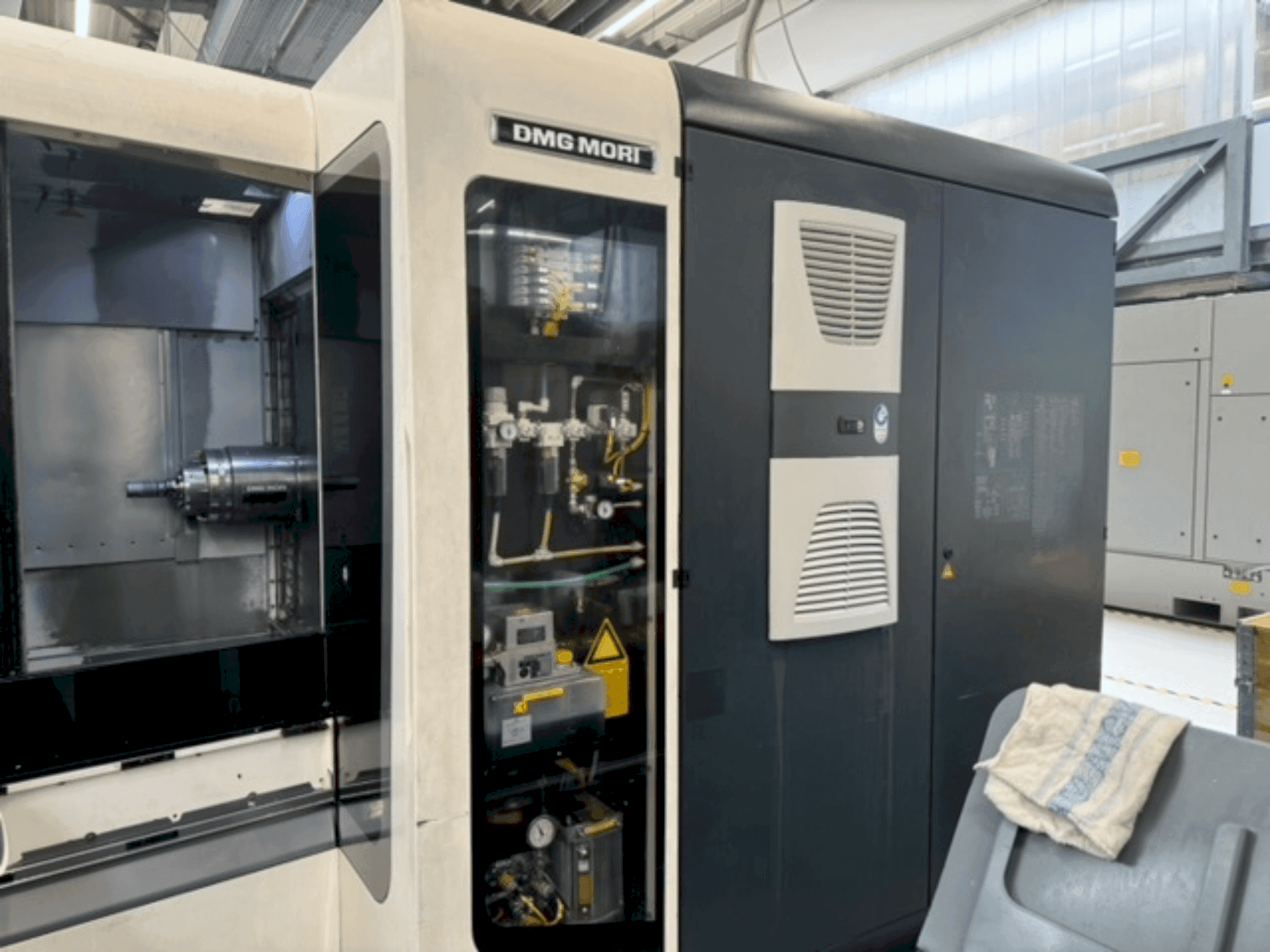 Вид станка DMG MORI NHX 4000 спереди