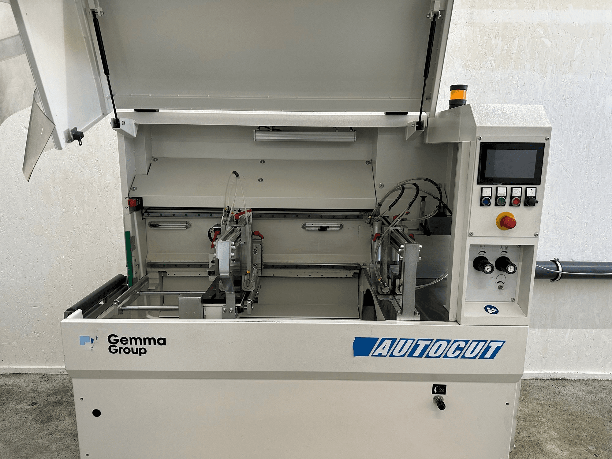 Вид станка Autocut 550 спереди