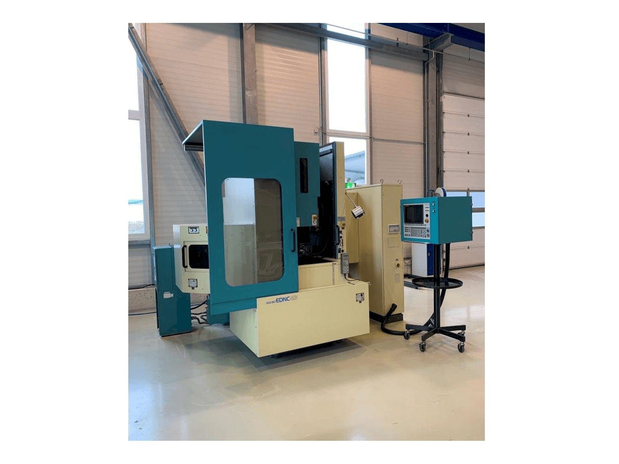 Вид станка Makino EDNC43 спереди