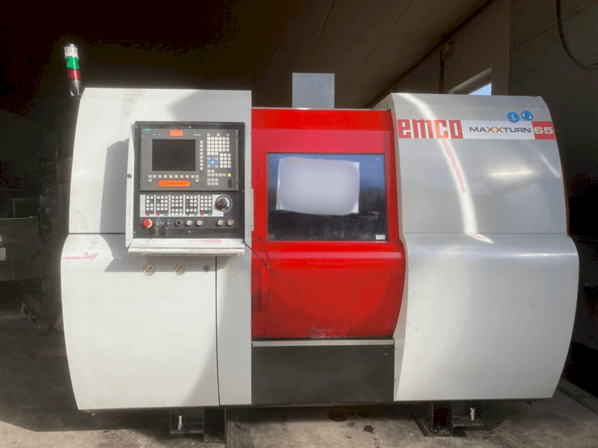 Вид станка EMCO Maxxturn 65 спереди