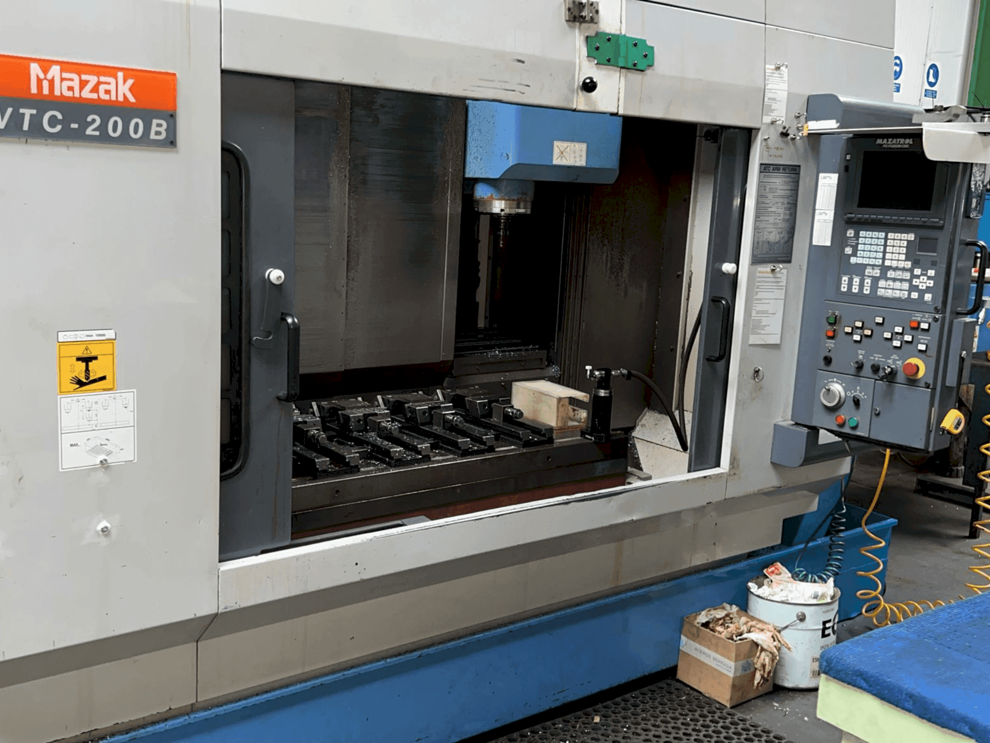 Вид станка Mazak VTC 200B спереди
