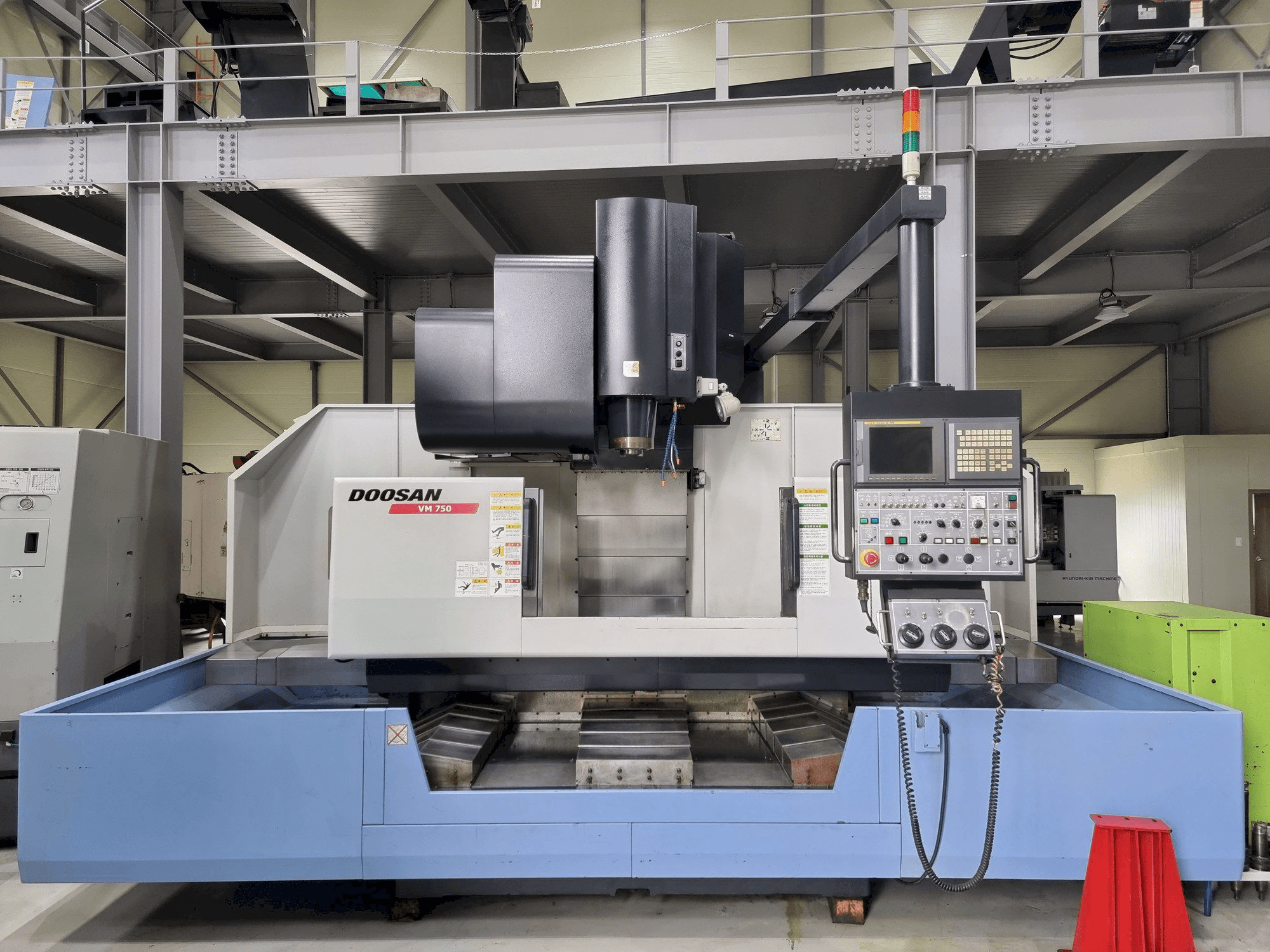 Вид станка Doosan VM750 спереди