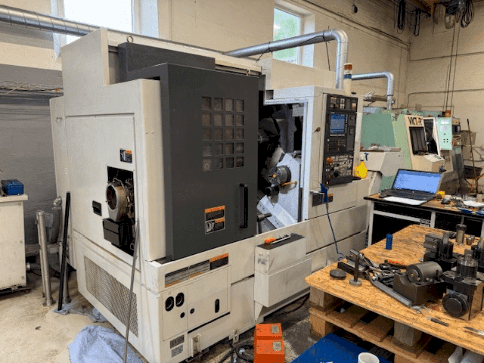 Вид станка MORI SEIKI NL 2000 SY/500 спереди
