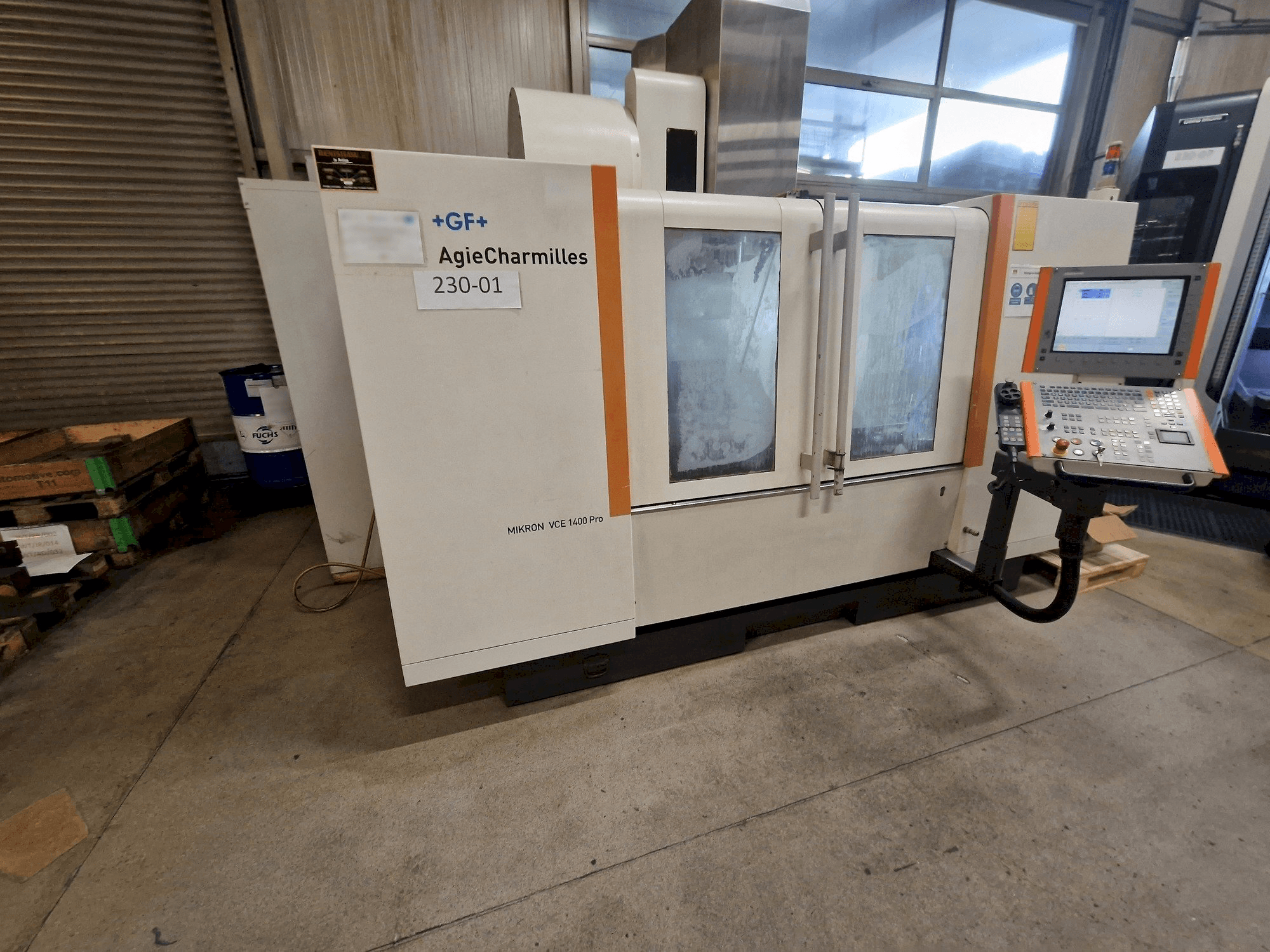 Вид станка с AgieCharmilles MIKRON VCE 1400 PRO правой стороны