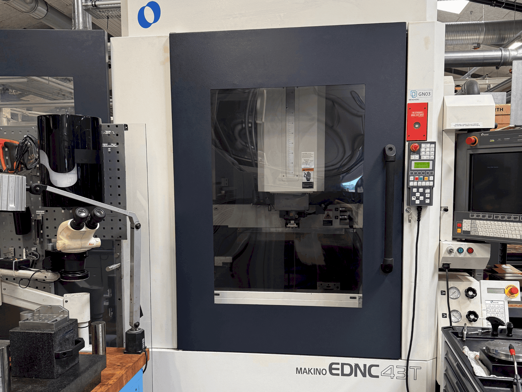 Вид станка Makino EDNC 43T incl. Erowa Robot 120 pcs спереди