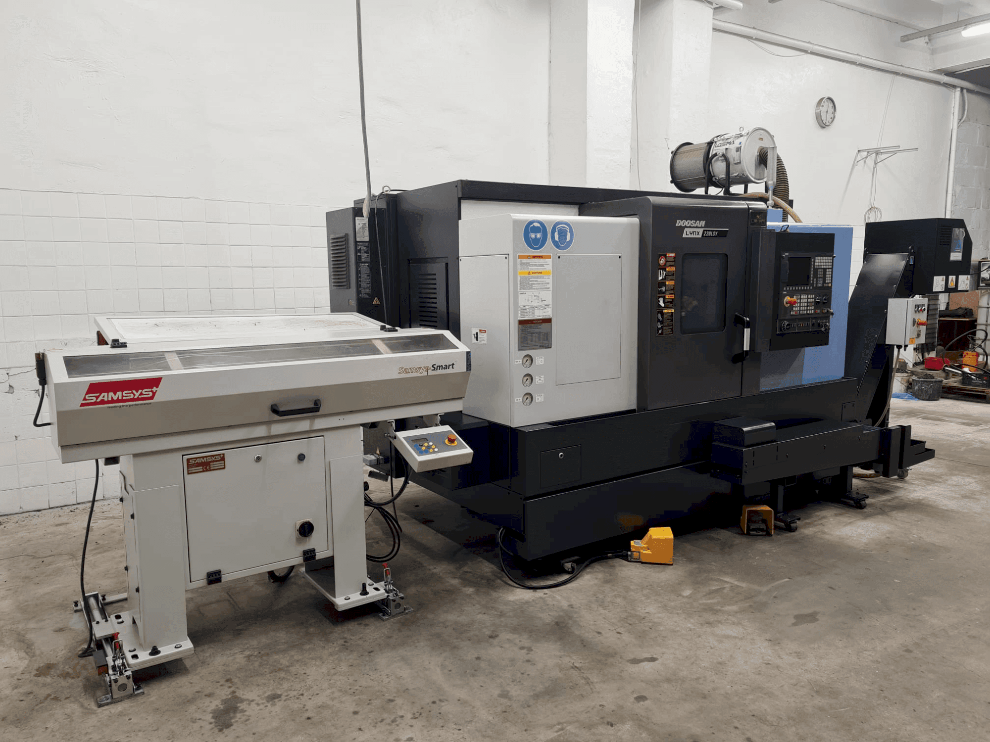 Вид станка DOOSAN LYNX 220 LSYC спереди