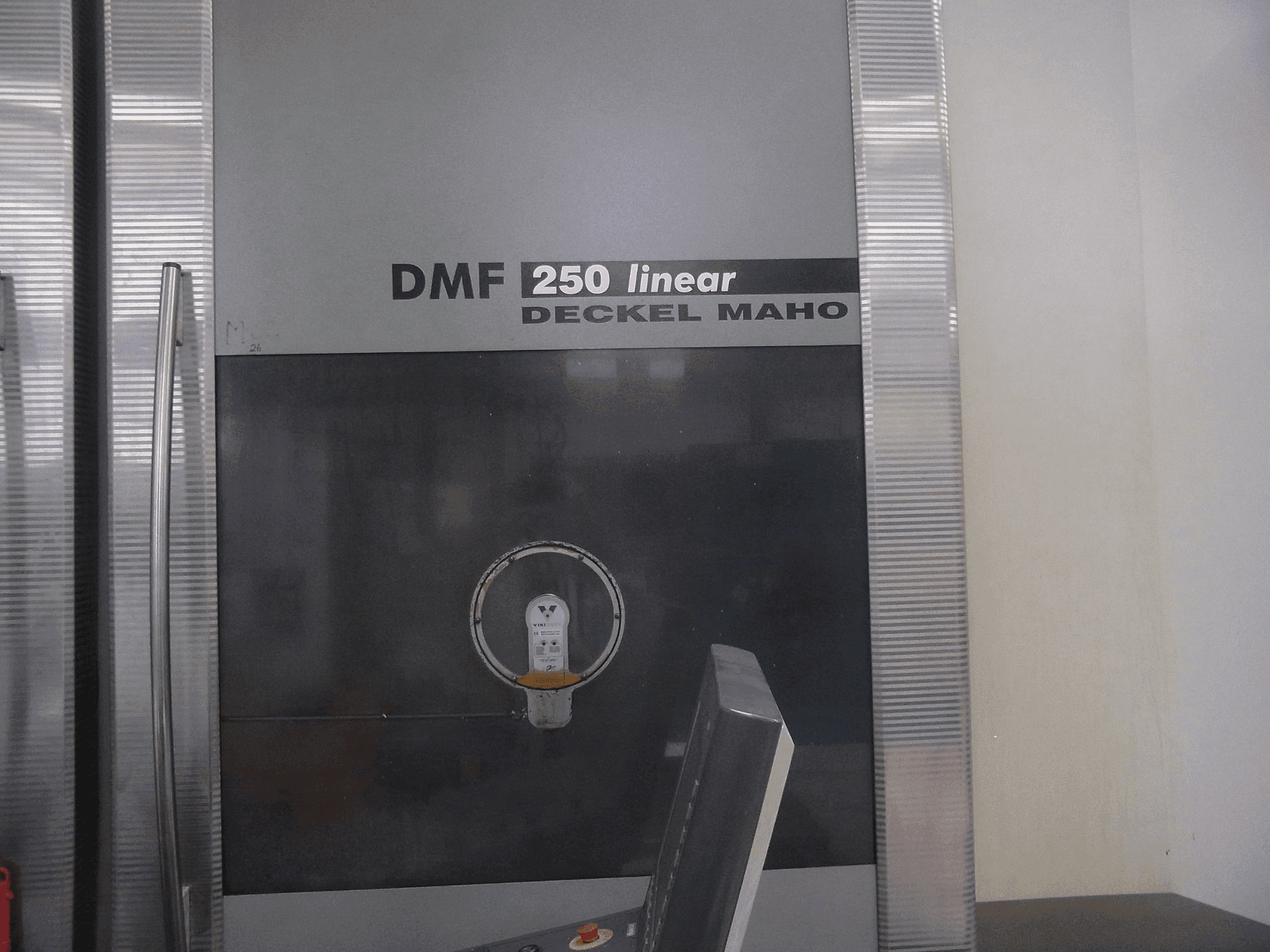Вид станка DECKEL MAHO DMF 250 linear справа