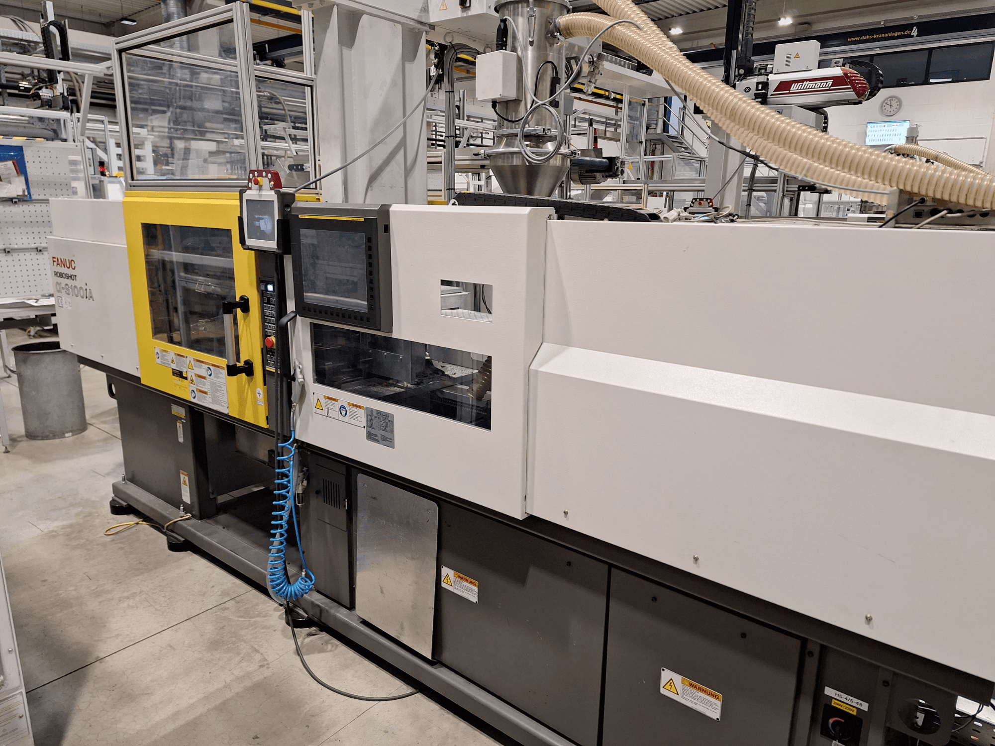 Термопластавтомат FANUC Roboshot α-S300iA, вид спереди, панель управления и видимые промышленные компоненты.