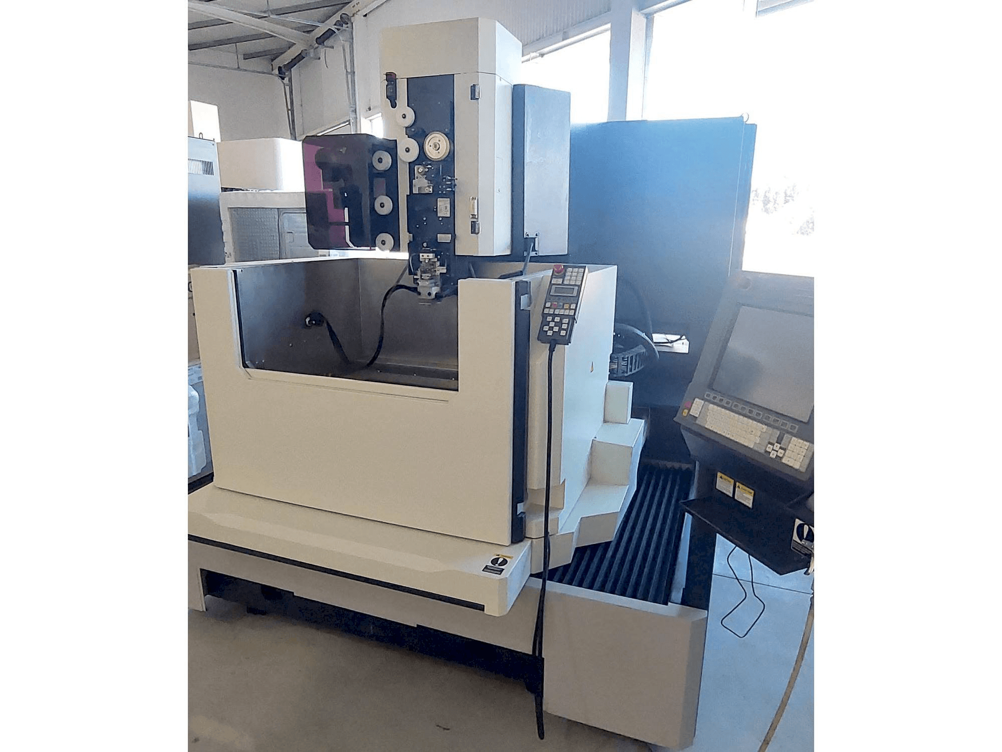 Вид станка Makino DUO 64 спереди