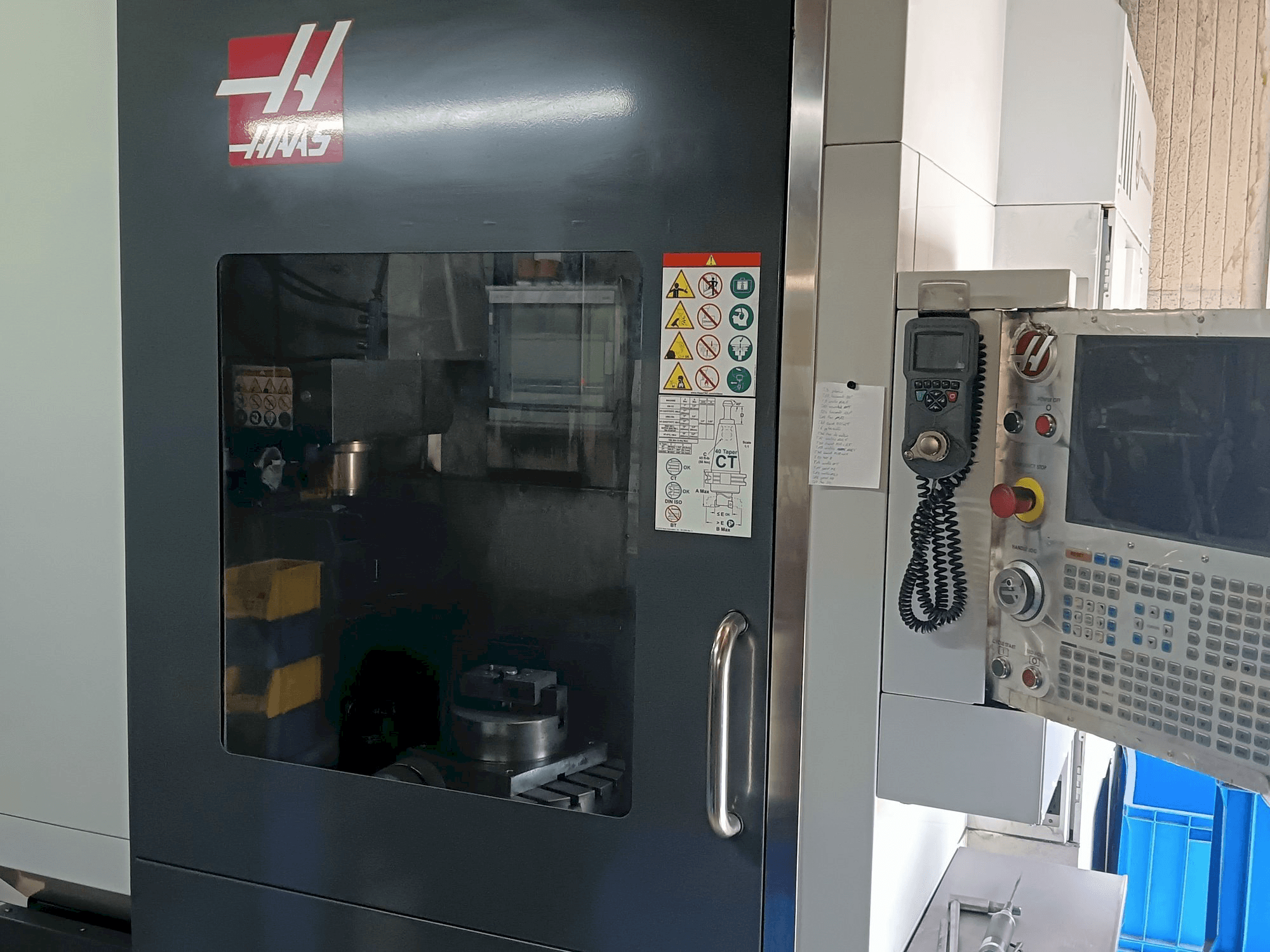 Вид станка HAAS UMC 750 спереди