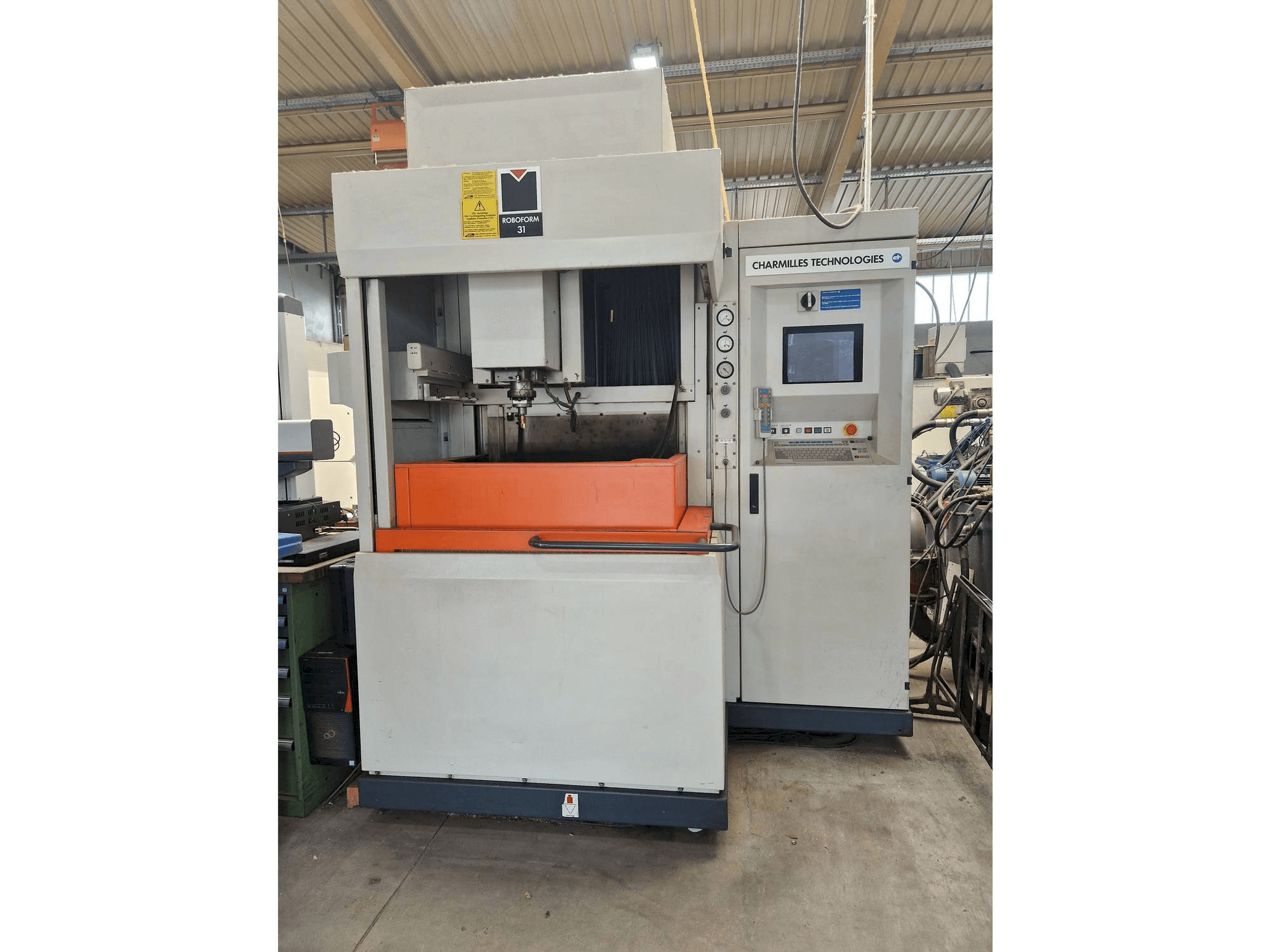 Вид станка CHARMILLES Roboform 31 спереди