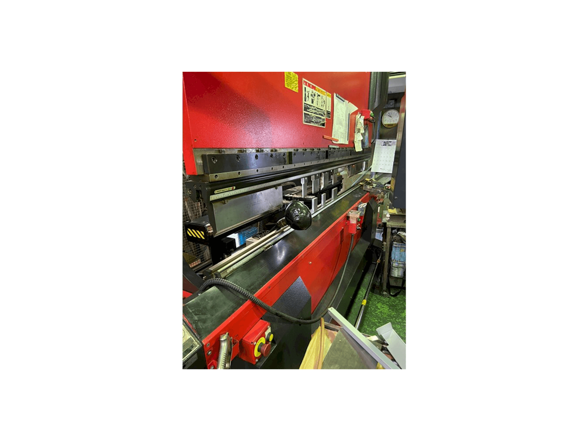 Вид станка с AMADA HDS 8025 NT правой стороны