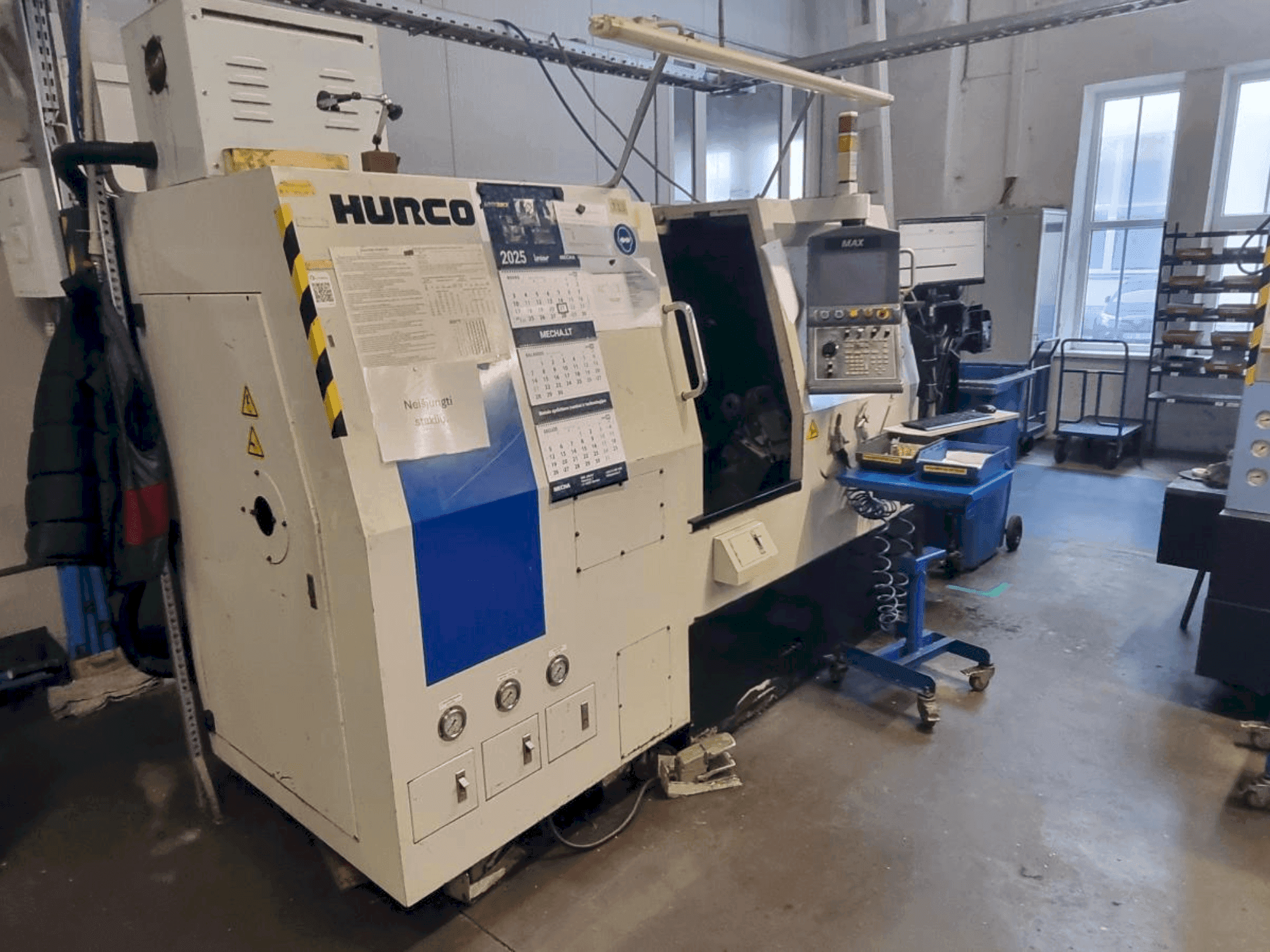 Вид станка Hurco TMM8 спереди