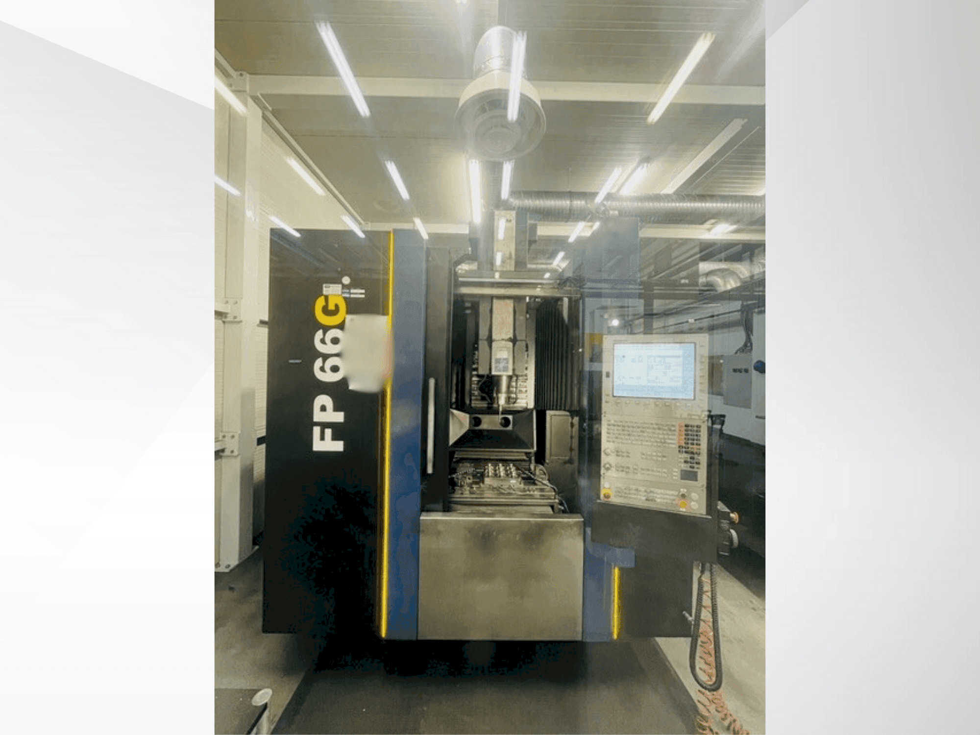 Вид станка YCM FP 66G спереди