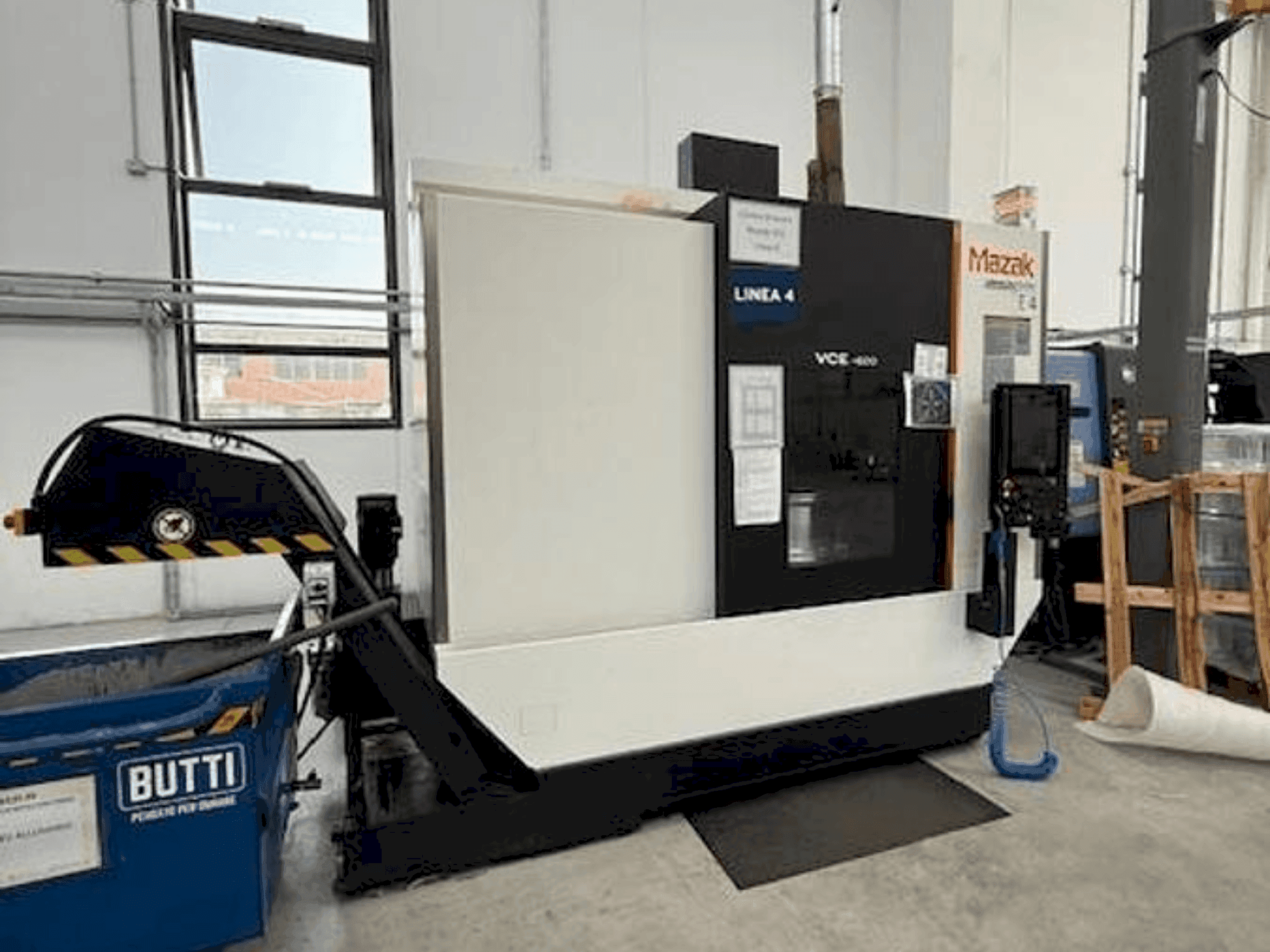 Вид станка Mazak VCE 600 спереди