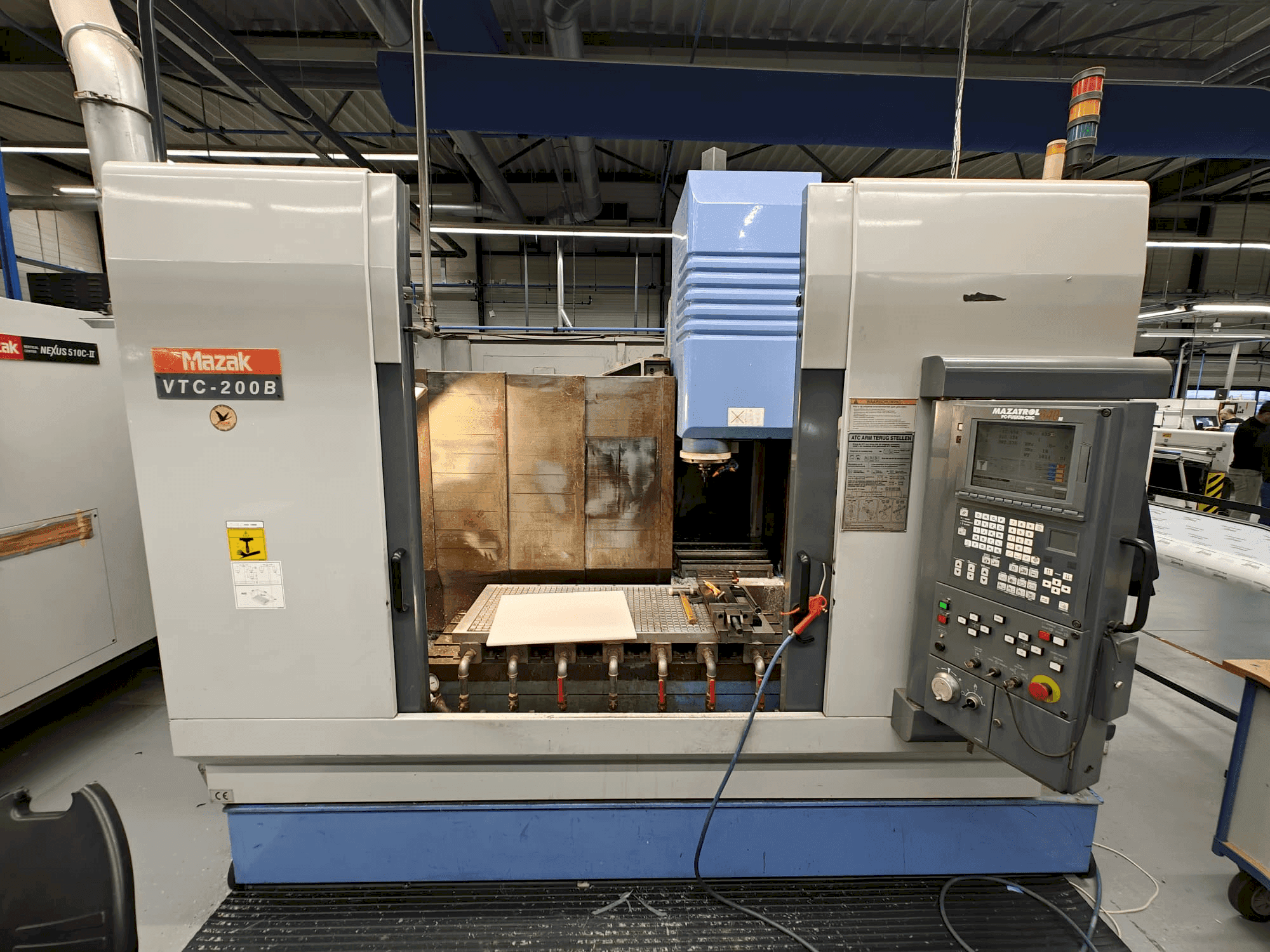 Вид станка Mazak VTC-200B спереди