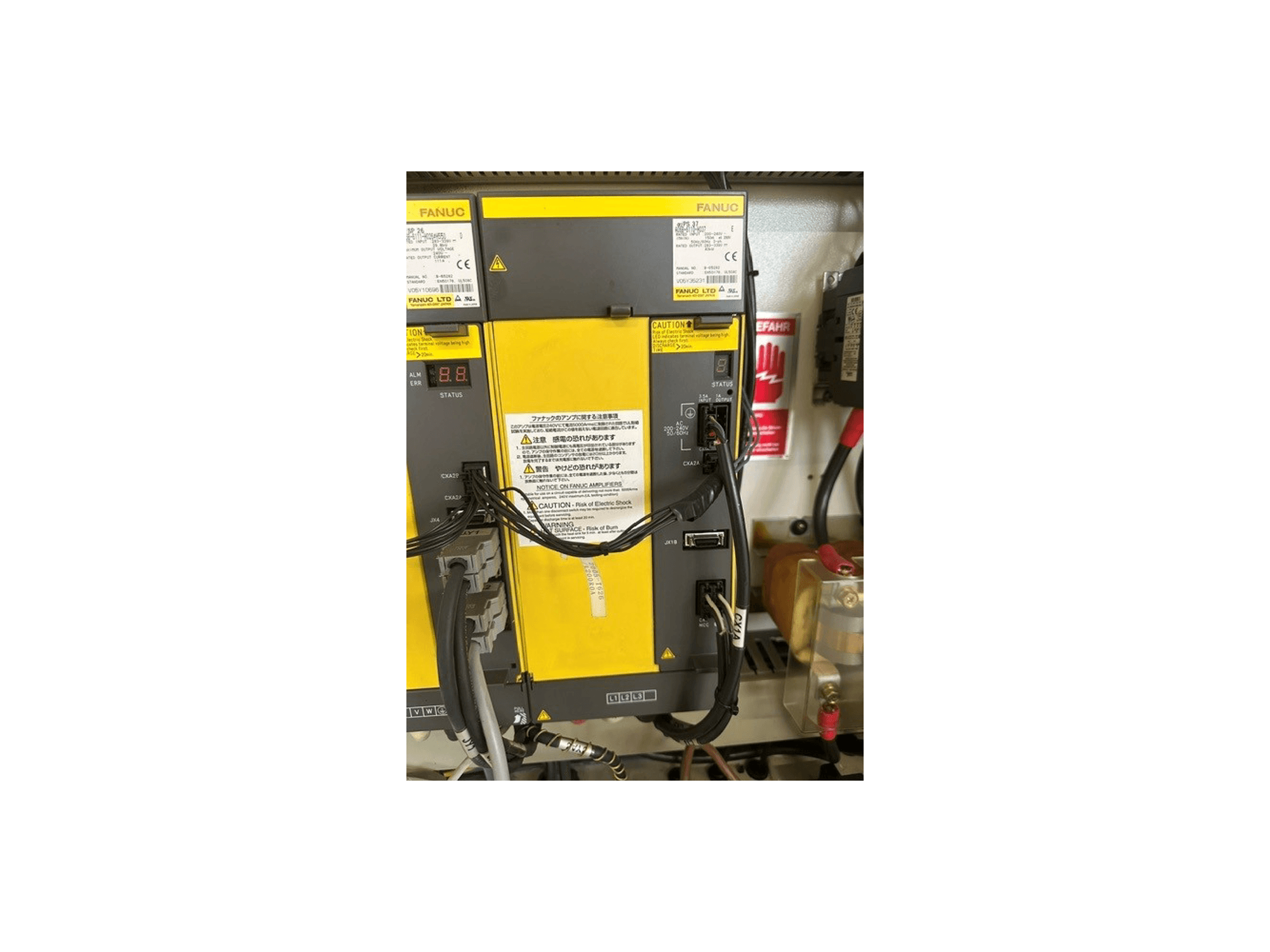 Панель управления универсального обрабатывающего центра MIKRON HSM 600 U с компонентами FANUC, индикатором рабочего состояния и разъемами для подключения.