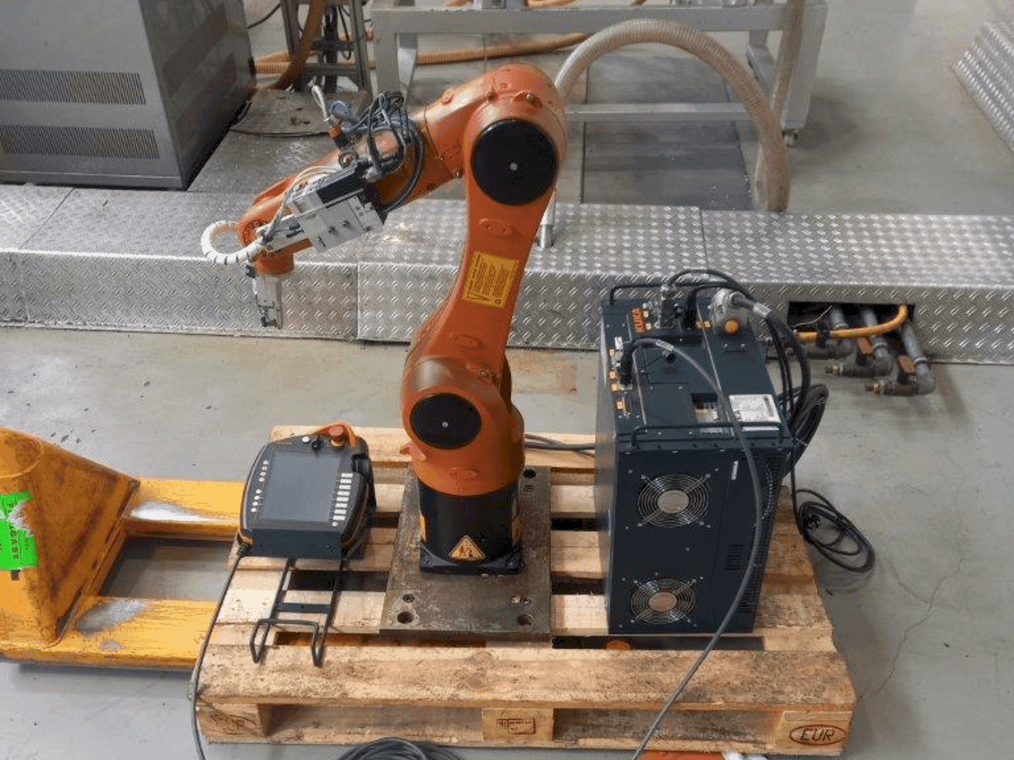 Вид станка KUKA KR 6 R900 sixx спереди