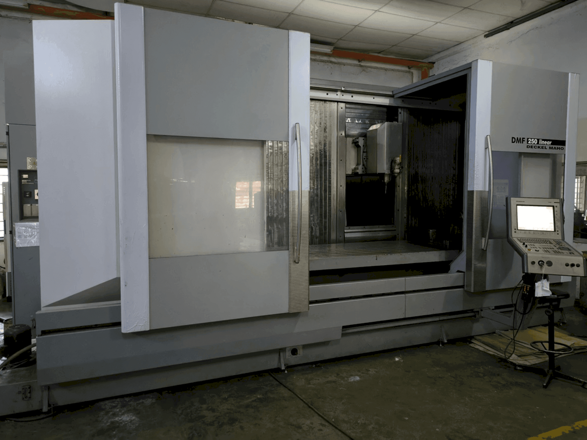 Вид станка DECKEL MAHO DMF 250 linear спереди
