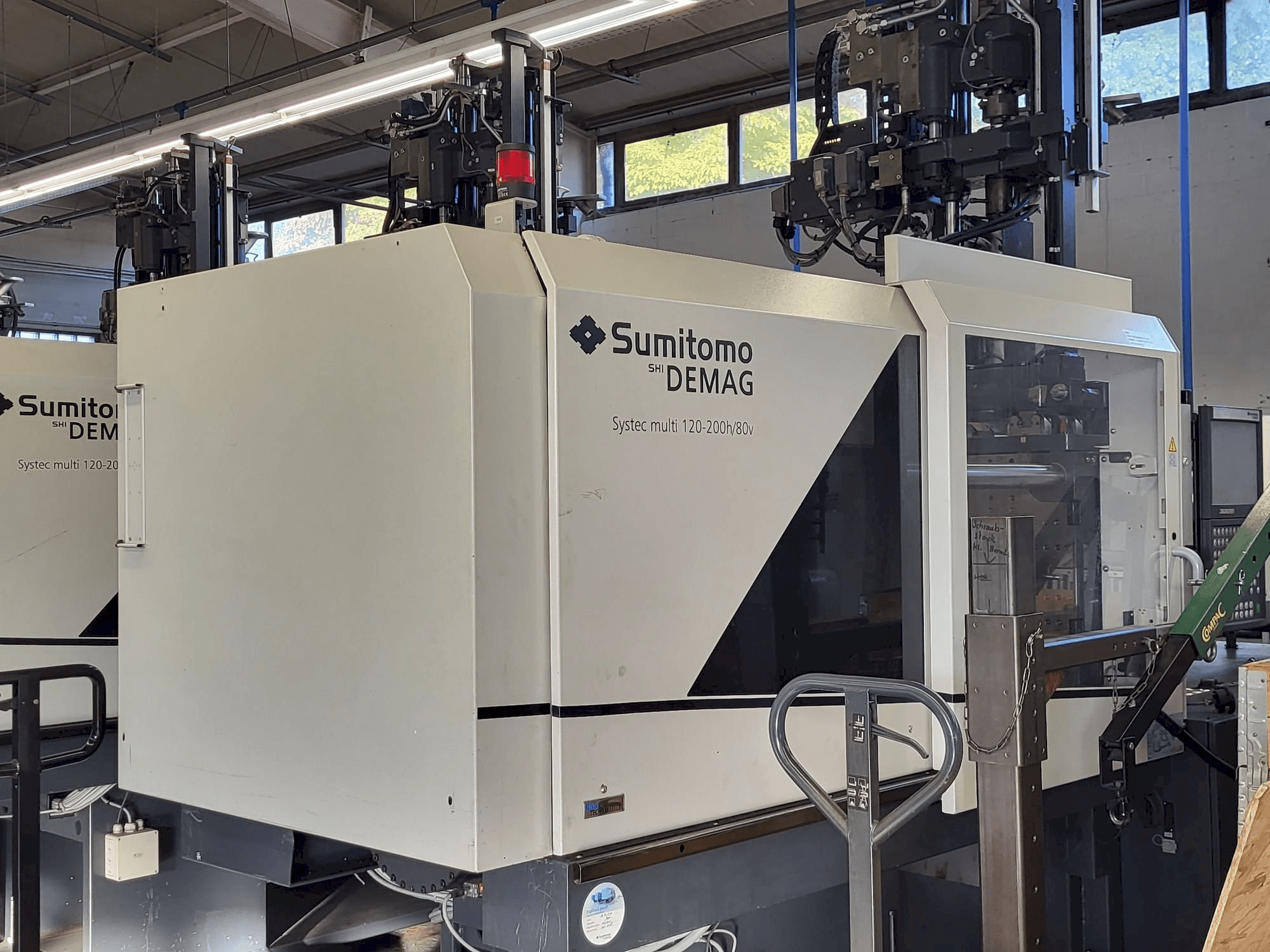 Вид станка с Sumitomo SHI DEMAG Multi 120/470-200h/80V правой стороны