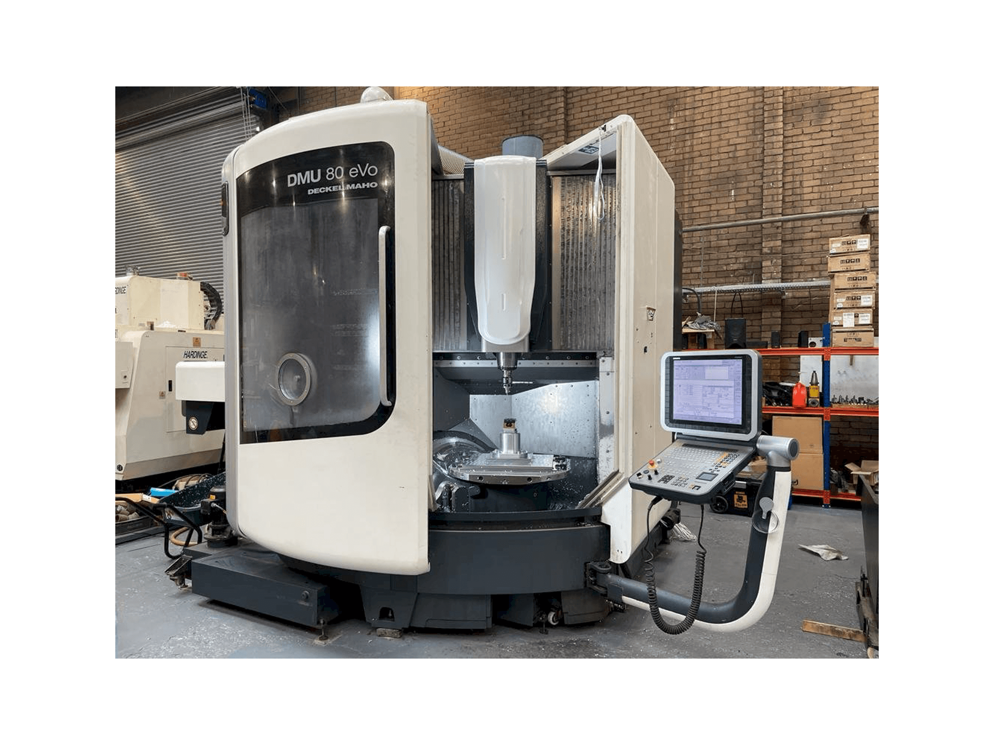 Вид станка DMG DMU 80 eVo Linear спереди