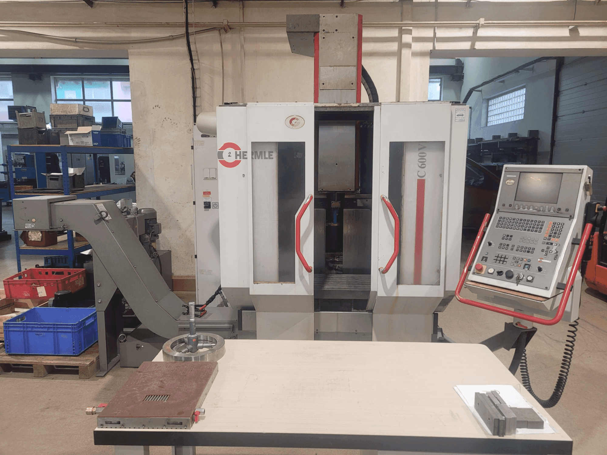 Вид станка HERMLE C 600 V спереди