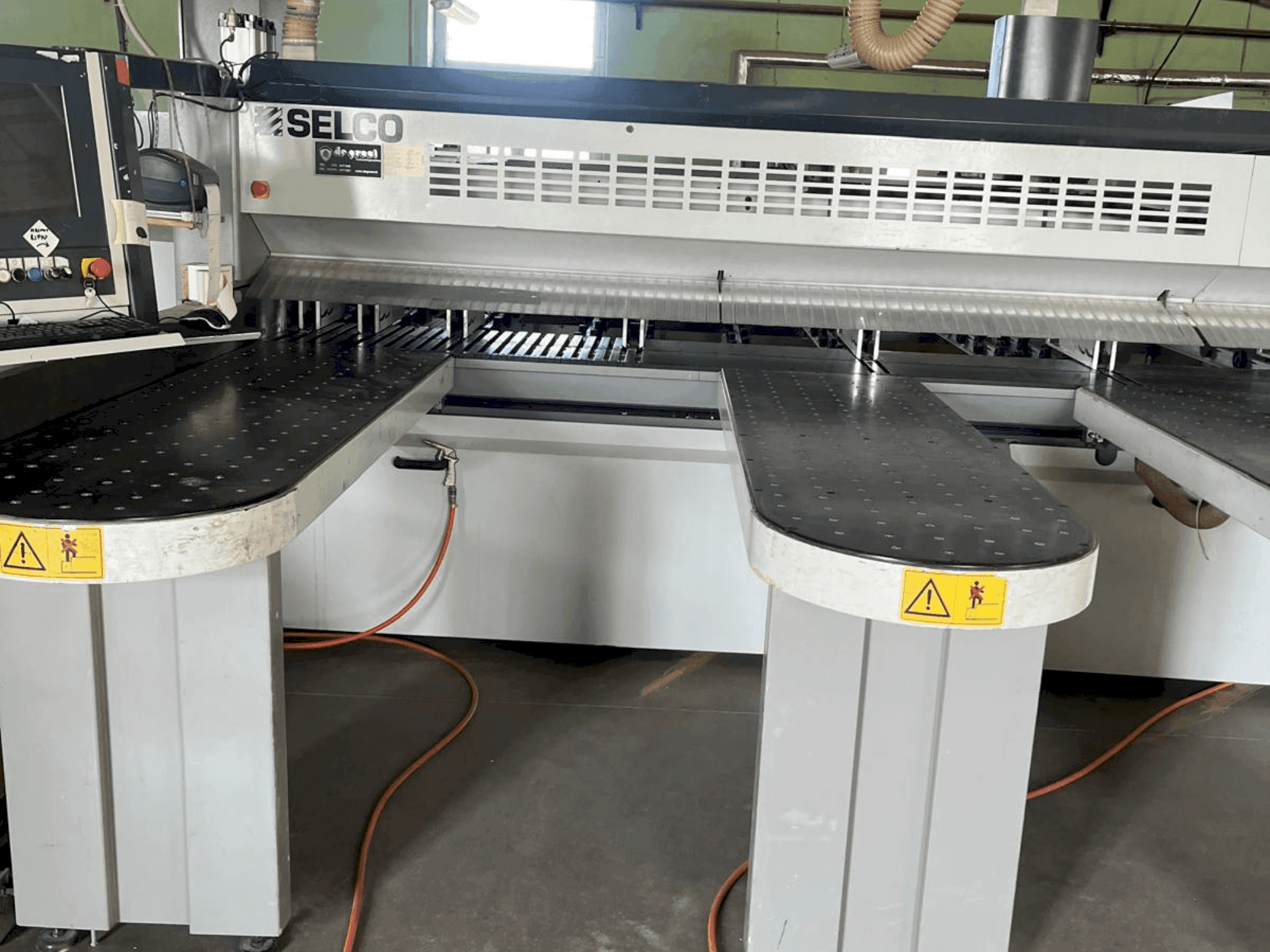 Вид станка SELCO WN750 спереди