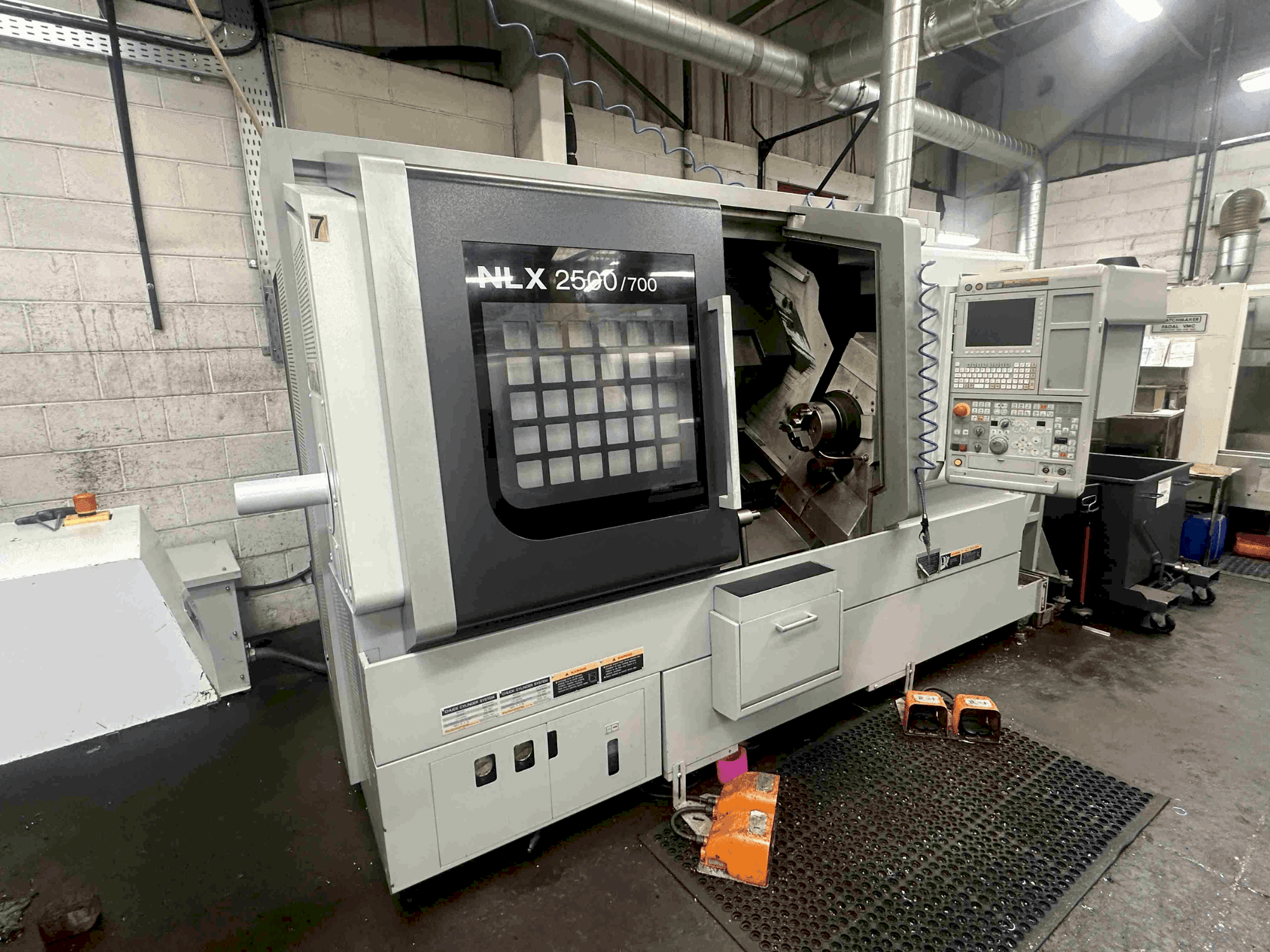 Вид станка с DMG MORI NLX2500SY/700 правой стороны