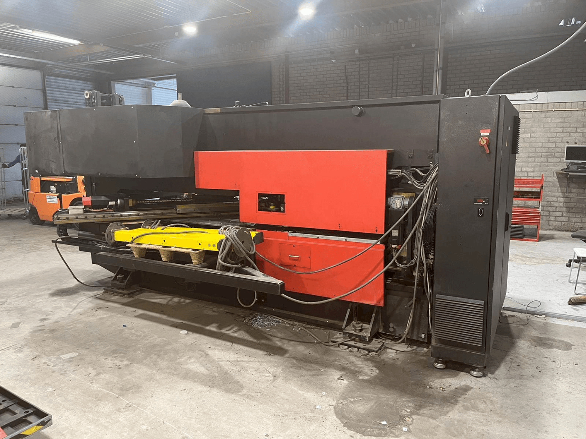 Вид станка AMADA Arcade 212 спереди