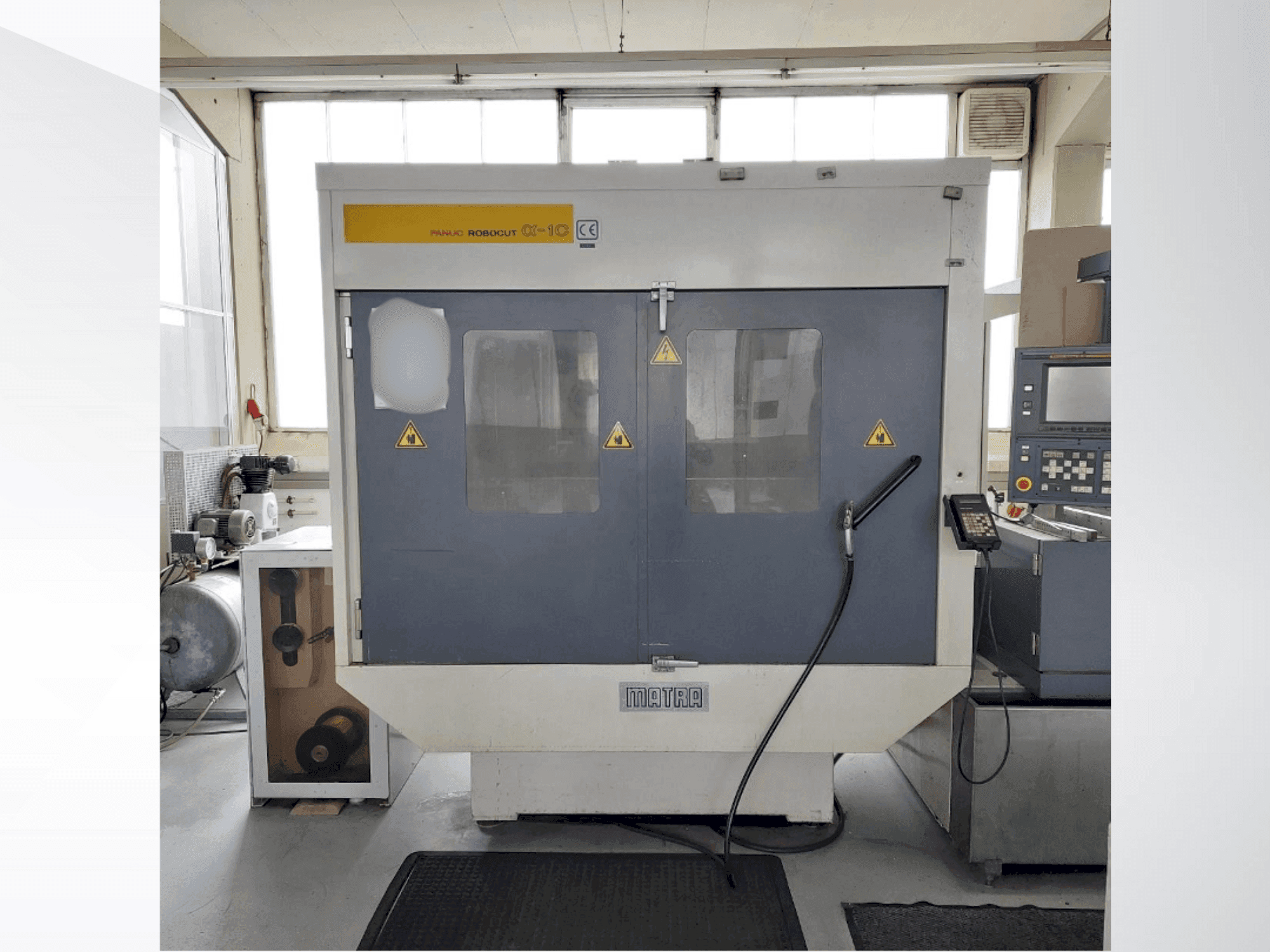 Вид станка FANUC Robocut Alpha 1C спереди