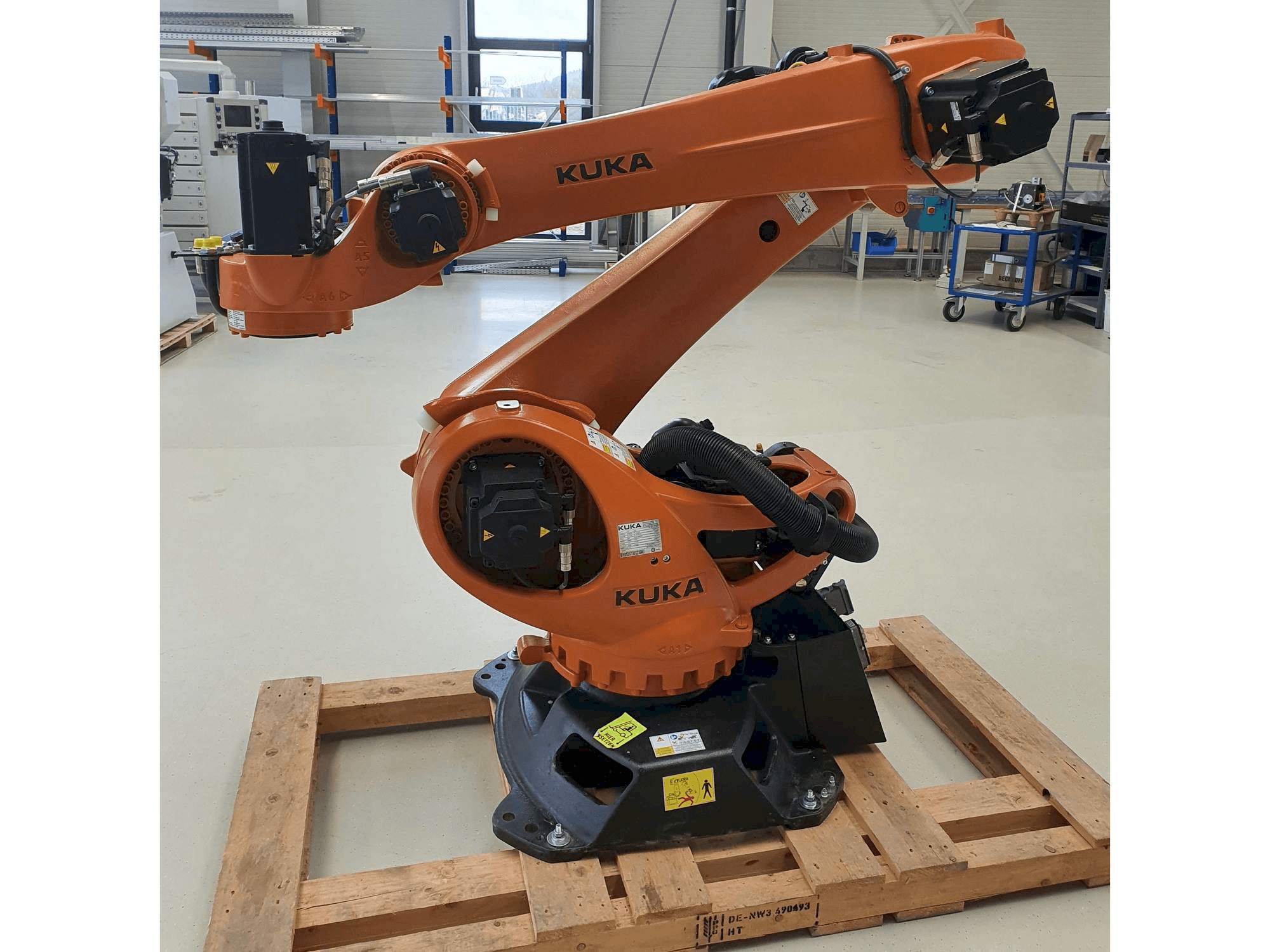 Вид станка KUKA KR180 R3200PA спереди
