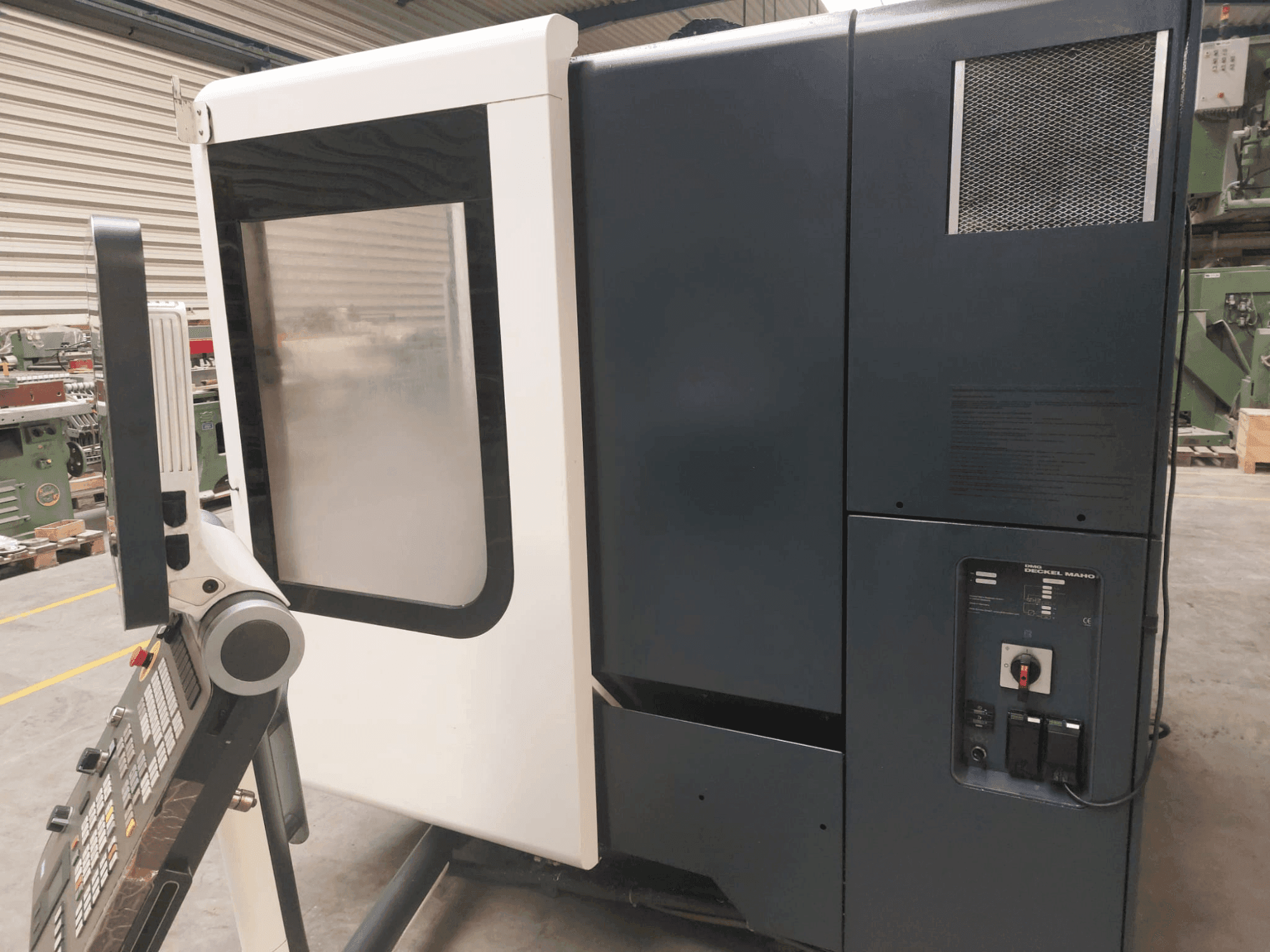 Вид станка DMG DECKEL MAHO DMU 50 спереди