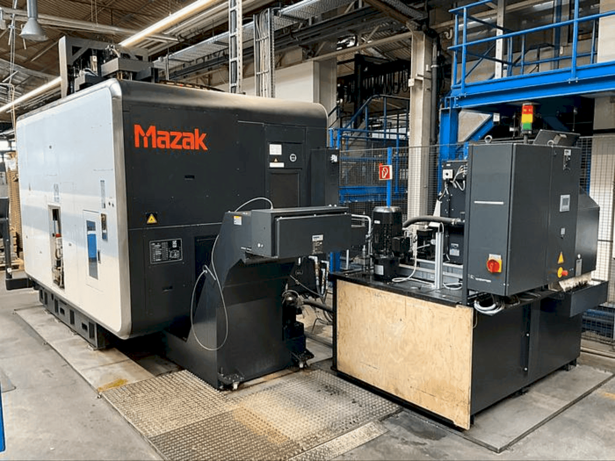 Вид станка Mazak VARIAXIS i-700 спереди