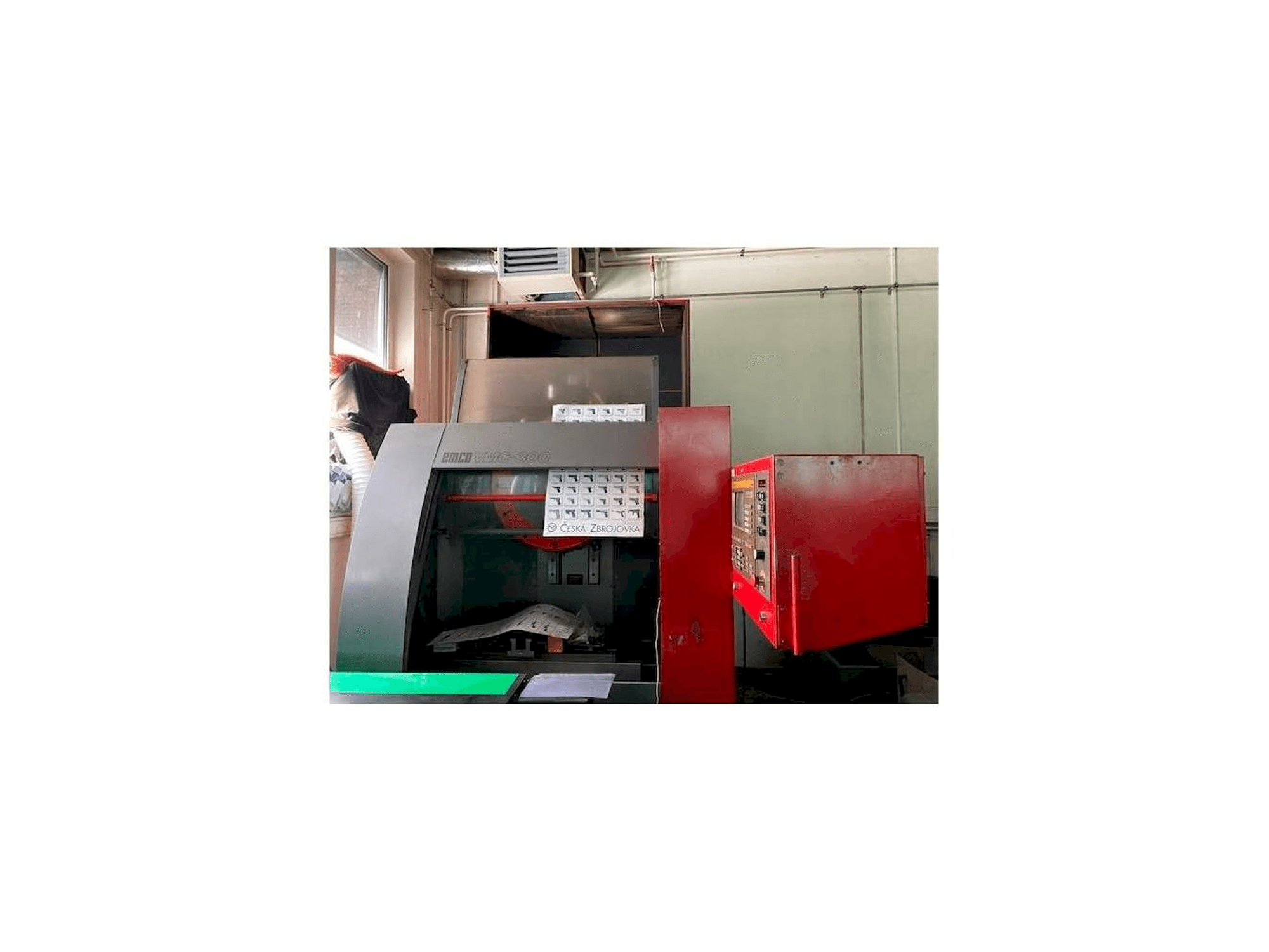 Вид станка EMCO VMC 300 спереди