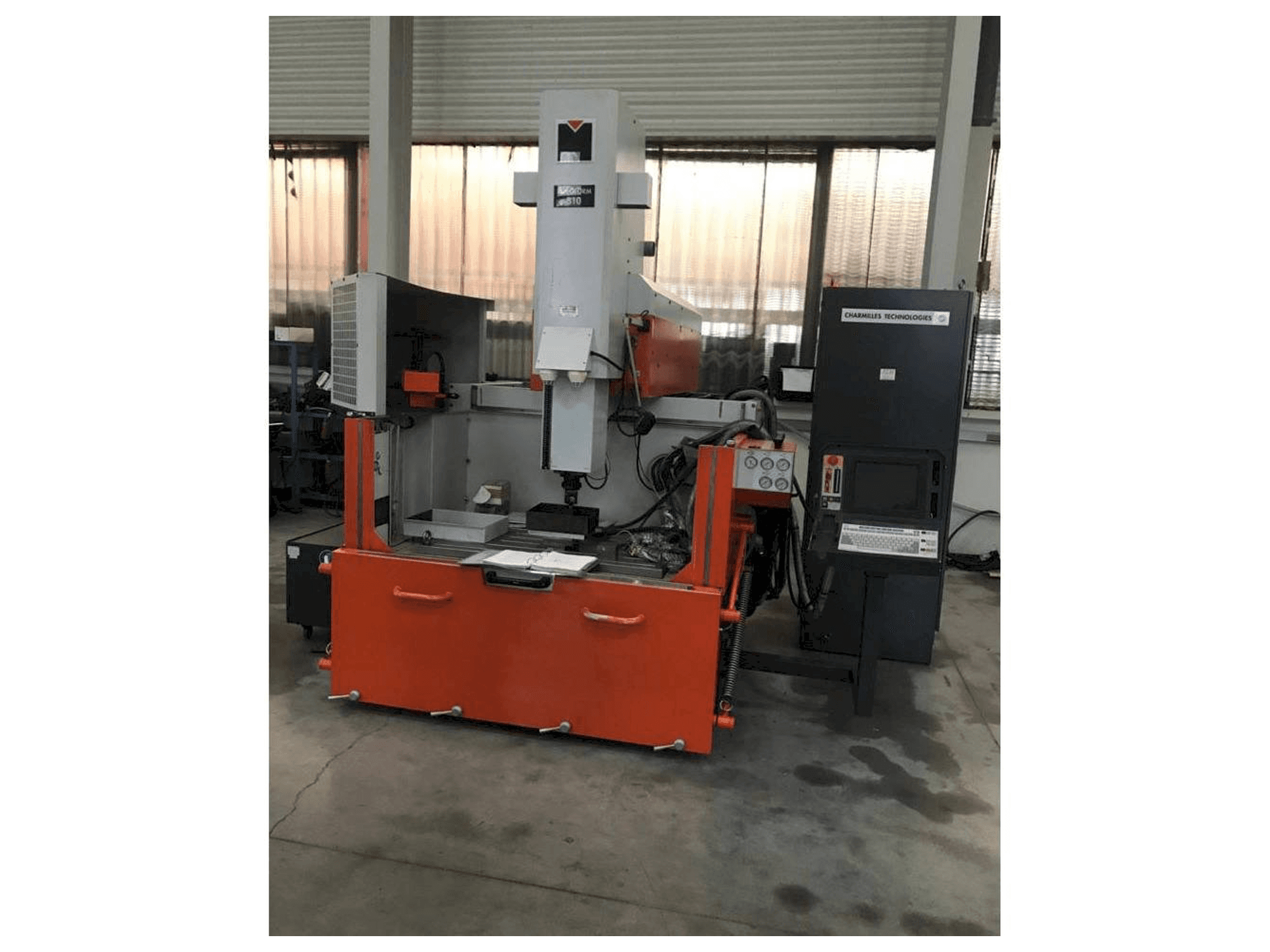 Вид станка CHARMILLES ROBOFORM 810 спереди