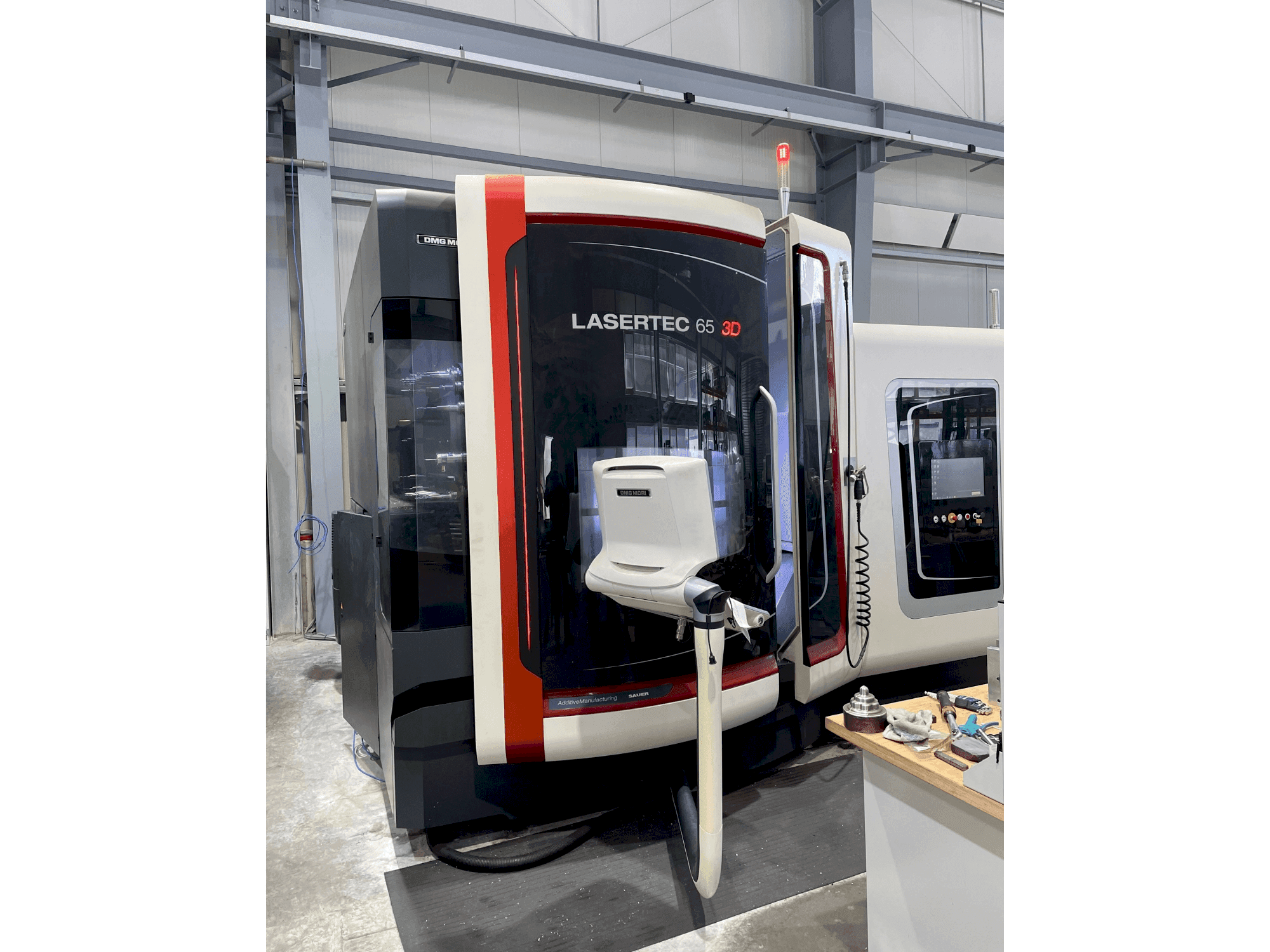 Вид станка DMG MORI LASERTEC 65 3D Hybrid спереди